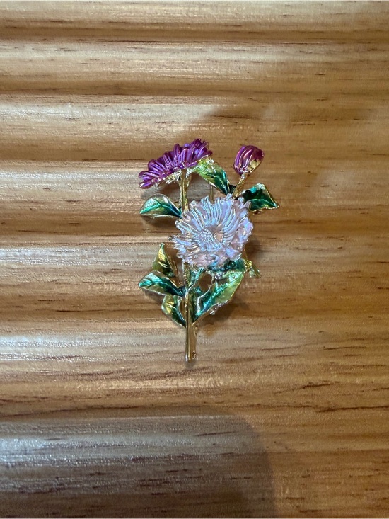 Jewelry - NWOT Enamel Chrysanthemum Flower Brooch
